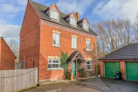 5 bed property, in Coriolanus Square, £600,000