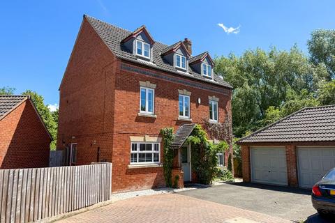 5 bed property, in Coriolanus Square, £600,000