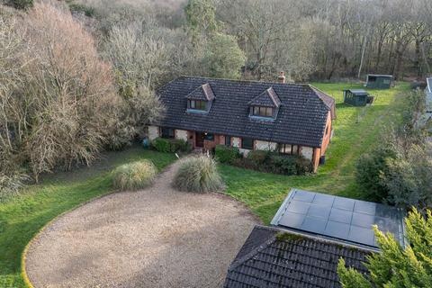 4 bed property, in Lushington Hill, £675,000
