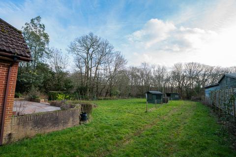 4 bed property, in Lushington Hill, £675,000
