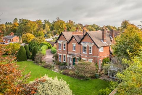 6 bed property, in High Street, £1,900,000