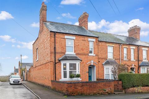 2 bed property, in Windsor Road, £285,000