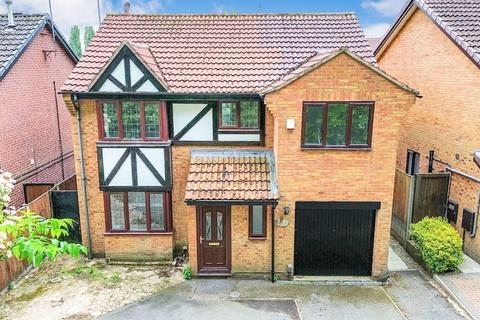 5 bed property, in Summer Wood Court, £375,000