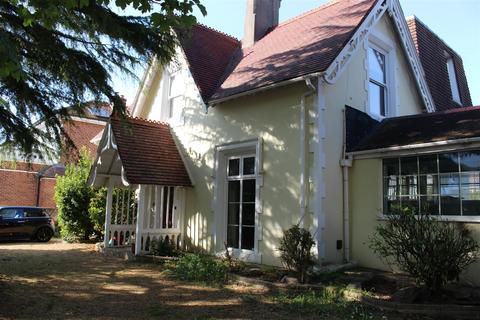 5 bed property, in Auckland Road East, £925,000