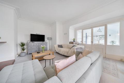 5 bed property, in Auckland Road East, £925,000