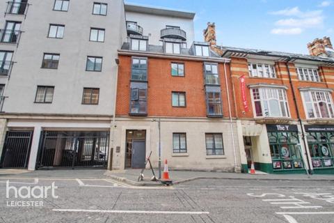1 bed property, in East Street, £80,000