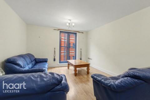 1 bed property, in East Street, £100,000