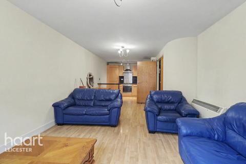 1 bed property, in East Street, £100,000