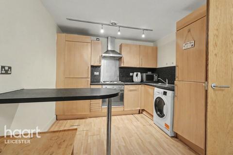 1 bed property, in East Street, £100,000