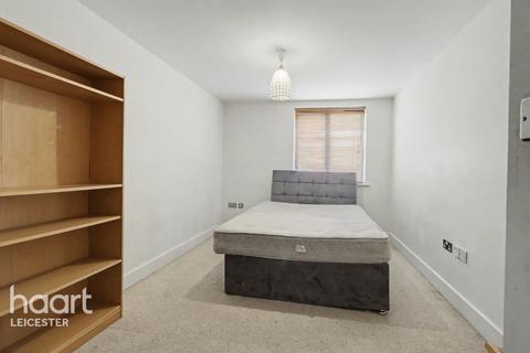 1 bed property, in East Street, £100,000