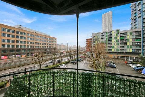 2 bed property, in High Street, £325,000