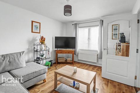 2 bed property, in Mountbatten Close, £175,000