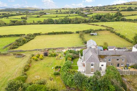 5 bed property, in Saron, £650,000