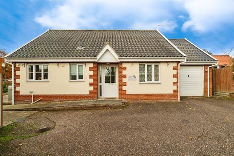 2 bed property, in Winfarthing Road, £240,000