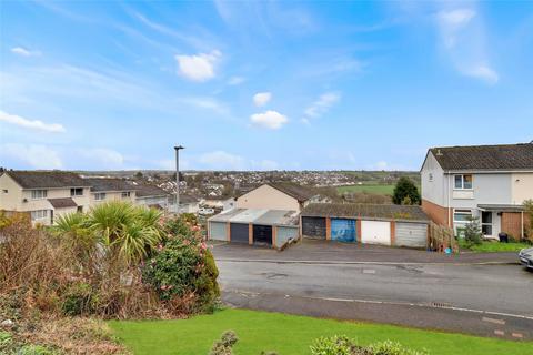 2 bed property, in Castle Hill Gardens, £185,000
