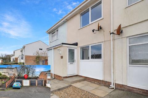 2 bed property, in Castle Hill Gardens, £185,000
