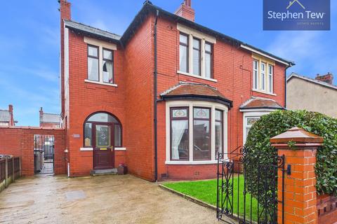 3 bed property, in St. Ives Avenue, £230,000