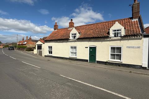 2 bed property, in Pinfold Lane, £220,000
