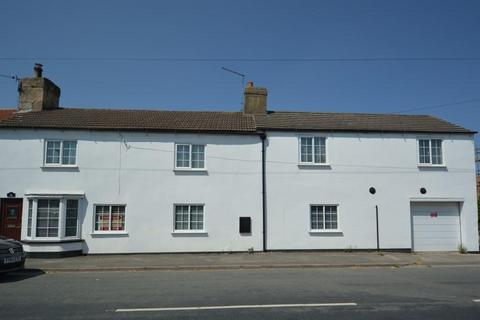 4 bed property, in Main Street, £400,000