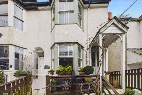 3 bed property, in The Coombes, £275,000