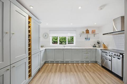 4 bed property, in Stockmead, £360,000