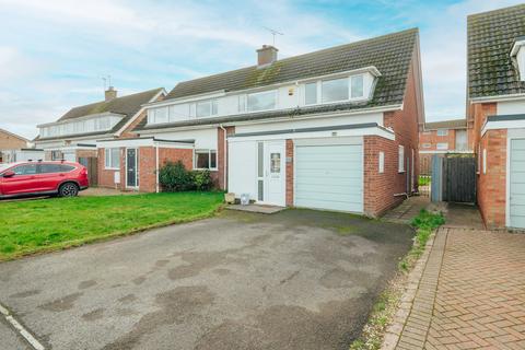 3 bed property, in Fernhill Heath, £305,000