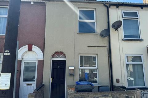 2 bed property, in Raglan Street, £95,000