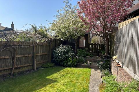3 bed property, in Central Farm Lane, £330,000