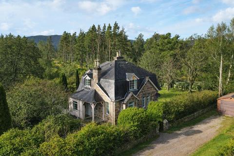 4 bed property, in Coylum House, £495,000