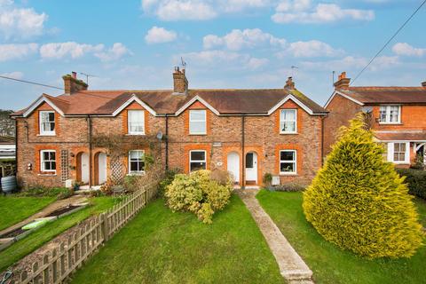 2 bed property, in MAYNARDS GREEN, £275,000
