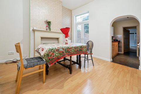 2 bed property, in Grafton Street, £100,000