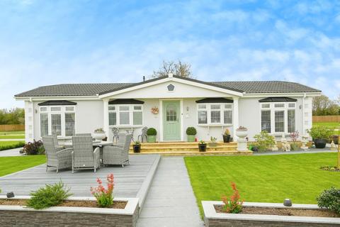 2 bed property, in Heathfield, £230,000