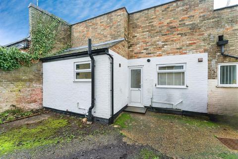 2 bed property, in Main Street, £150,000