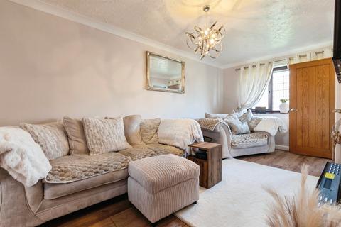 2 bed property, in Whimbrel Drive, £220,000