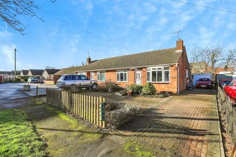 2 bed property, in Oliver Close, £230,000