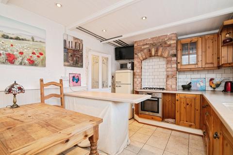 1 bed property, in Cross Street, £117,500