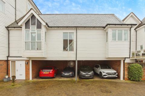 2 bed property, in Edgar Close, £310,000