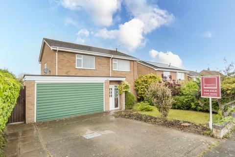 4 bed property, in Hill Road, £435,000