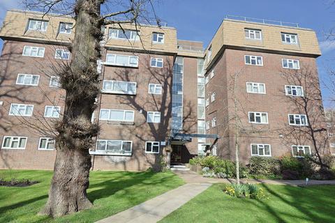 3 bed property, in Lodge Close, £390,000