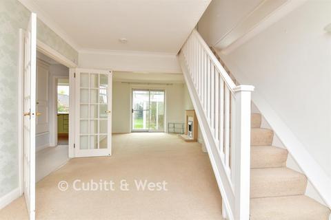 4 bed property, in Larkfield Way, £575,000