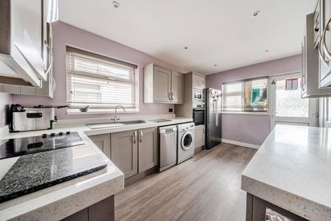 2 bed property, in Downland Avenue, £400,000