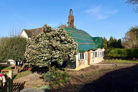 3 bed property, in Broad Street Green, £300,000