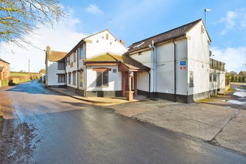 5 bed property, in Holywell, £570,000