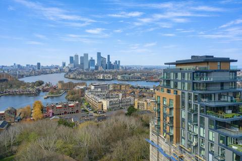 1 bed property, in Wapping Lane, £400,000