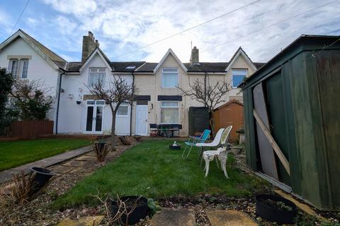 2 bed property, in South Terrace, £90,000