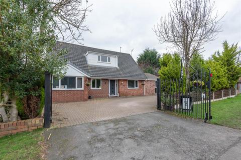 5 bed property, in Royal Avenue, £450,000