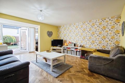4 bed property, in Marsett Way, £290,000