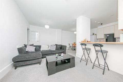 2 bed property, in Queen Street, £130,000