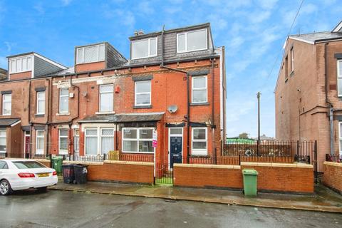 3 bed property, in Copperfield View, £145,000