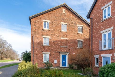 3 bed property, in Dragonfly Lane, £325,000